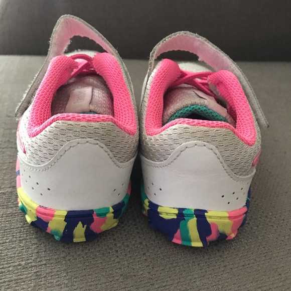 Girls Reebok Size 7 - Picture 3 of 6